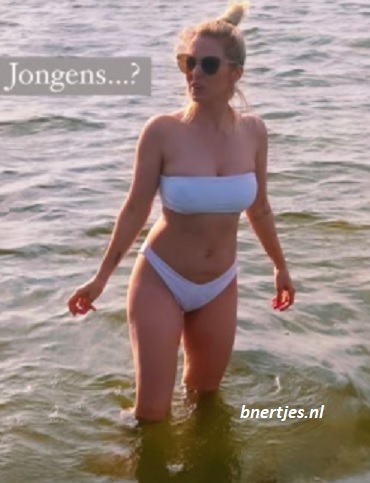 Aan de overkant Praten tegen Nog steeds Bettina Holwerda in Bikini in de Zee - BN'ertjes